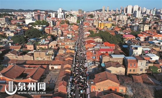 古城西街人头攒动，热闹非凡。