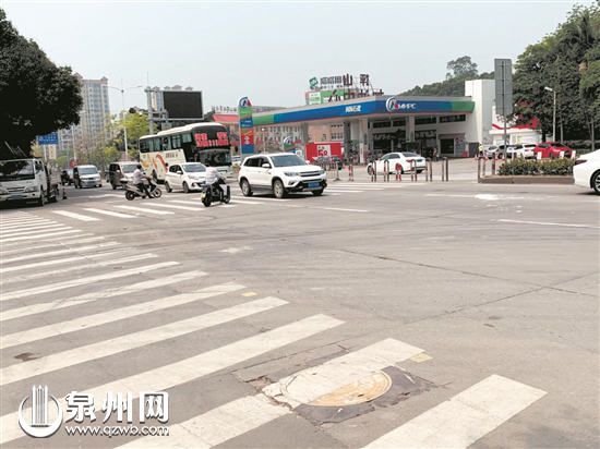 不少往来车辆未主动礼让,市民过斑马线存在安全隐患。 不少往来车辆未主动礼让,市民过斑马线存在安全隐患。