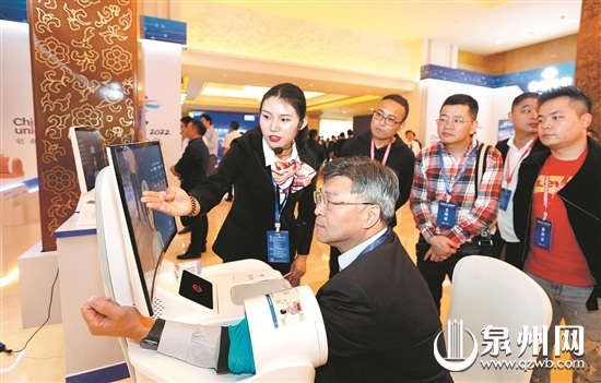 工作人员在演示智慧医疗系统 (林劲峰 摄) 工作人员在演示智慧医疗系统 (林劲峰 摄)