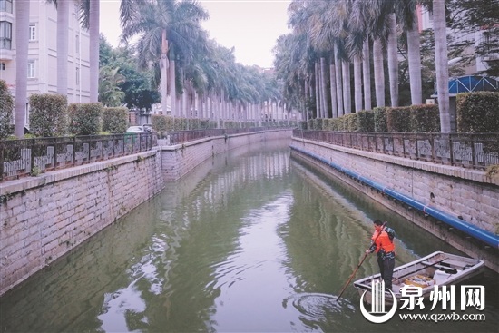 昨日，工作人员在清理内沟河上的漂浮物。