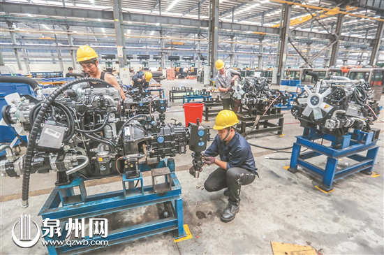 晋工机械生产车间内，技术人员正在组装大型机械的重要部件。 （陈起拓 摄）