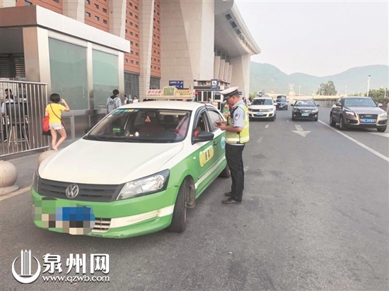 昨日，交警部门加强对火车站二楼出发层的巡查。