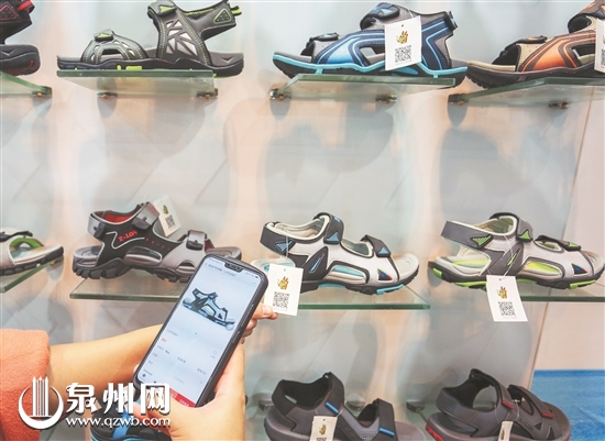 在今年的晋江鞋（体）博会上，采购商通过一键扫码，获知商品详情。