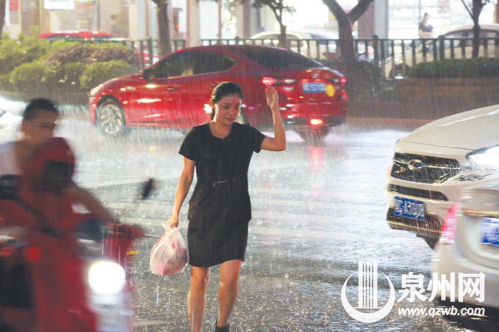 昨日傍晚的一场暴雨，让不少市民躲避不及。（胡彦明 王盼琛 摄）
