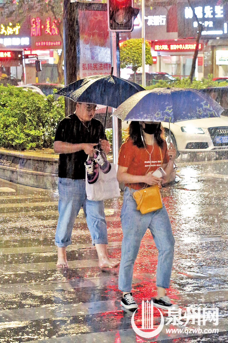 昨日傍晚的一场暴雨，让不少市民躲避不及。（胡彦明 王盼琛 摄）