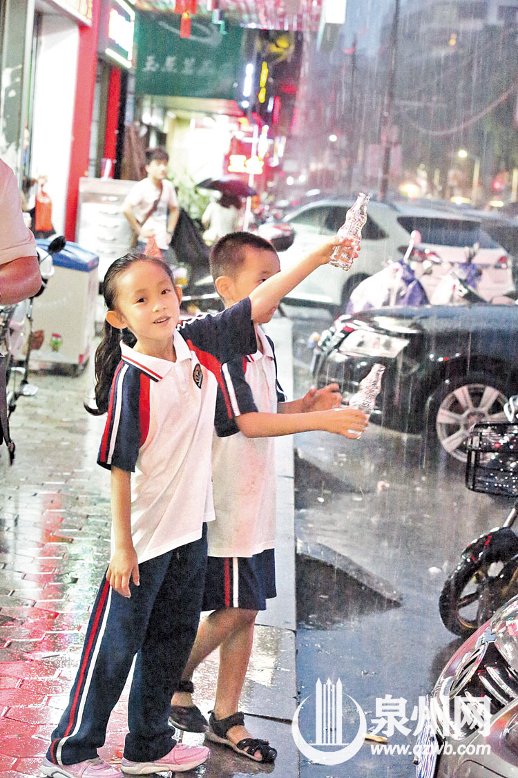 昨日傍晚的一场暴雨，让不少市民躲避不及。（胡彦明 王盼琛 摄）