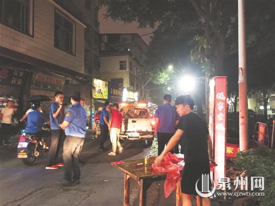 城管劝导占道经营的摊贩 城管劝导占道经营的摊贩