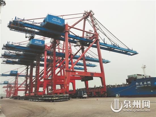在石湖口岸，货物正在进行吊装。 （刘倩 摄）