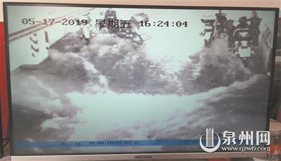 从地下车库视频看，水流很急直接冲进车库。