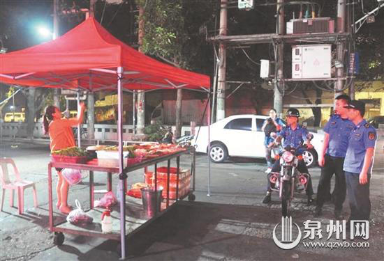 丰泽区城市管理局开展夜间内沟河整治行动,取缔河边摊点。 丰泽区城市管理局开展夜间内沟河整治行动,取缔河边摊点。