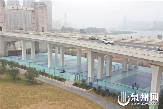 球场位于田安大桥下，独特的颜色搭配十分抢眼。