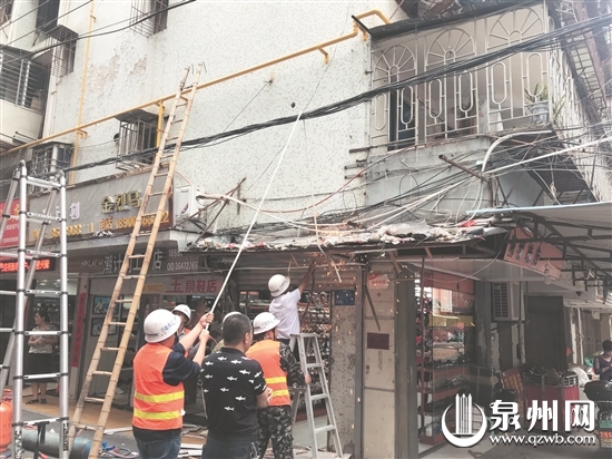 执法人员拆除违规店招