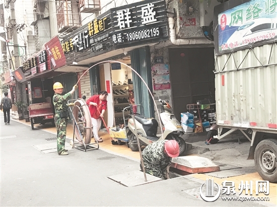 工作人员进行线缆入地作业