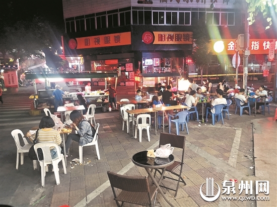 光顾的客人不少，各种声音不绝于耳。