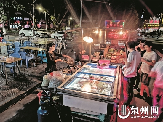 两个摊位生意做得比较晚,摊位都摆到马路边。