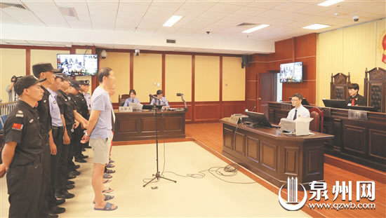 涉恶分子出庭受审