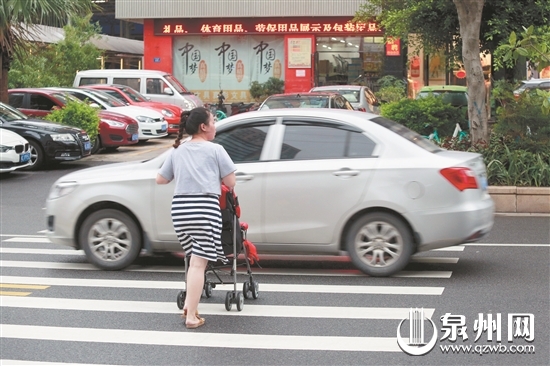 云鹿路云山小学附近，女子推婴儿车过斑马线，车辆并未礼让。