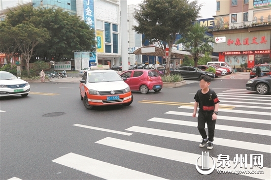 云鹿路云山小学附近，过往车辆礼让正在横穿的学生。