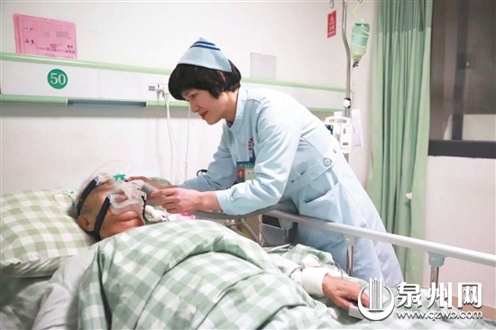 金润女耐心细致地护理患者 金润女耐心细致地护理患者