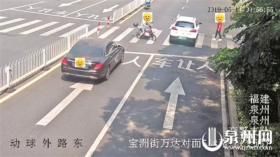 宝洲街万达路口，车辆不礼让斑马线被监控抓拍。