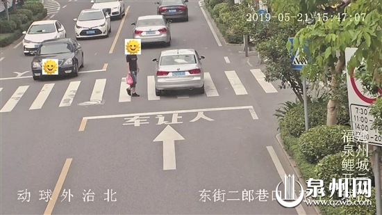 东街二郎巷口，车辆不礼让被抓拍。