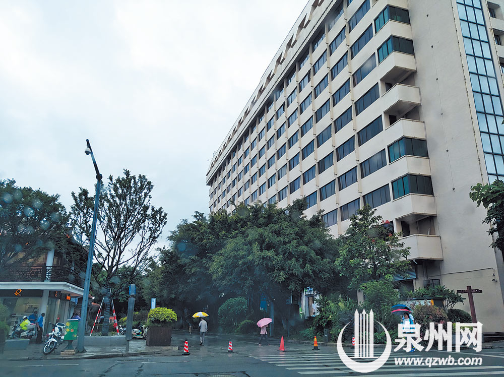 泉州府文庙出育英门东侧（今华侨大厦一带）原有苏濬（紫溪）祠