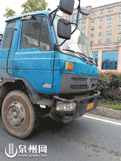 环卫车沿路滴洒漏 留下一条“泔水路” 环卫车沿路滴洒漏 留下一条“泔水路”