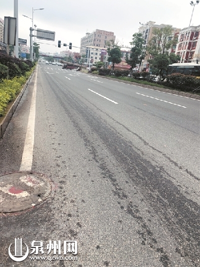 环卫车沿路滴洒漏 留下一条“泔水路” 环卫车沿路滴洒漏 留下一条“泔水路”