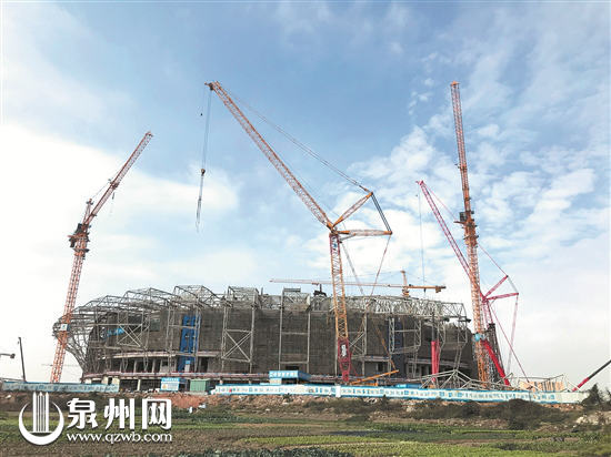 晋江市第二体育中心体育馆混凝土主体结构及钢结构屋架均已基本施工完成，目前正在进行室内装修及幕墙施工。 （许雅玲 朱东阳 摄）