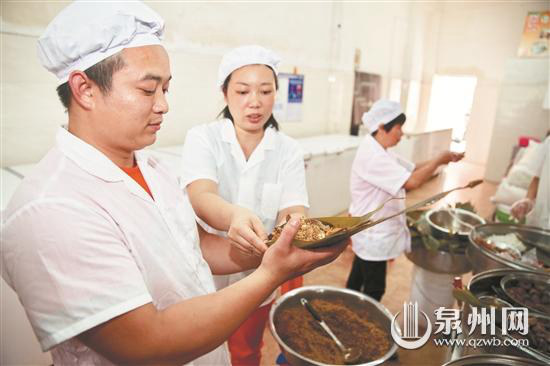 包大粽子需要2人合作 包大粽子需要2人合作