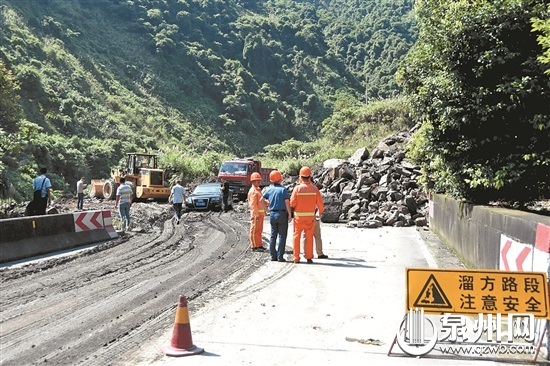 考生必经路被阻断，公路人连夜奋战，终于抢通一个车道。