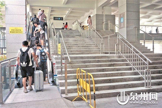 泉州火车站枢纽站扶梯已启用 乘客不用再爬楼梯