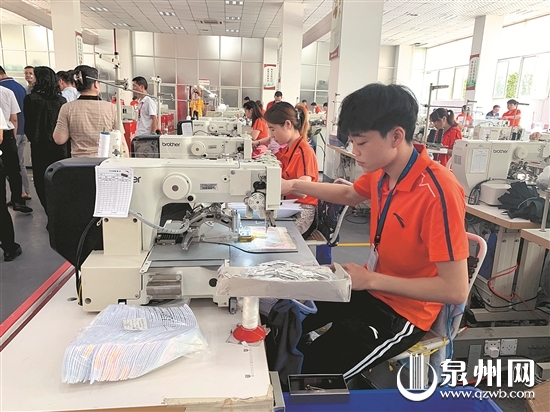 从小小的家庭作坊到现代化的生产车间，泉州体育产业跟随时代潮流不断蜕变。