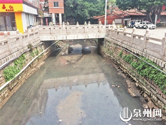 八卦沟府文庙段水位见底，散发恶臭。