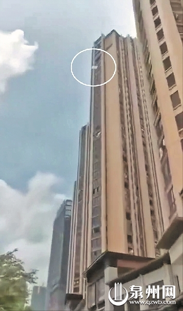 市区华大泰禾首府百米高空下起玻璃雨 幸无人受伤 市区华大泰禾首府百米高空下起玻璃雨 幸无人受伤