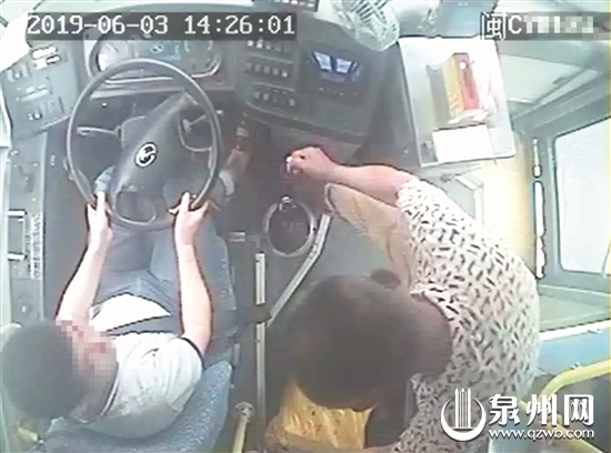 监控记录下黄某的危险行为（视频截图）