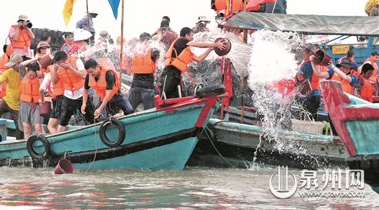 昨日,第十三届闽台对渡文化节暨蚶江海上泼水节在石狮市蚶江镇举行,海上泼水、海上捉鸭、龙舟赛等活动精彩上演。图为海上泼水活动现场。(陈英杰 摄) 昨日,第十三届闽台对渡文化节暨蚶江海上泼水节在石狮市蚶江镇举行,海上泼水、海上捉鸭、龙舟赛等活动精彩上演。图为海上泼水活动现场。(陈英杰 摄)