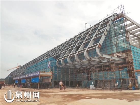 晋江国际会展中心，所有展馆屋面主桁架已全部吊装完成，工人正在进行屋面施工。