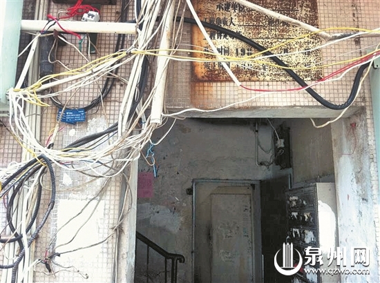 楼外的电线犹如蜘蛛网