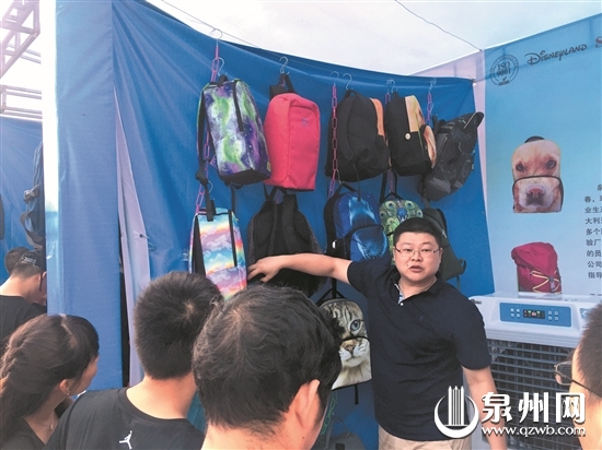 产业带优势吸引全国卖家汇聚泉州，图为泉州箱包生产厂家向卖家推介。 （记者刘倩 摄）