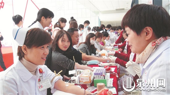 各行各业人员参加无偿献血活动