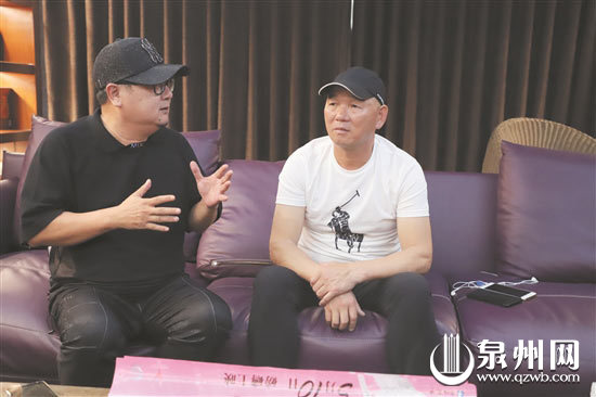 苏大少（右）和田宗玄在探讨筹备工作