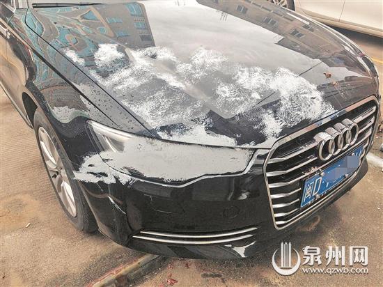 奥迪车上一大片白油漆