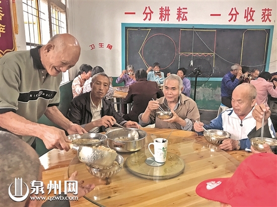 越来越多人到“奉粥点”享用爱心早午餐