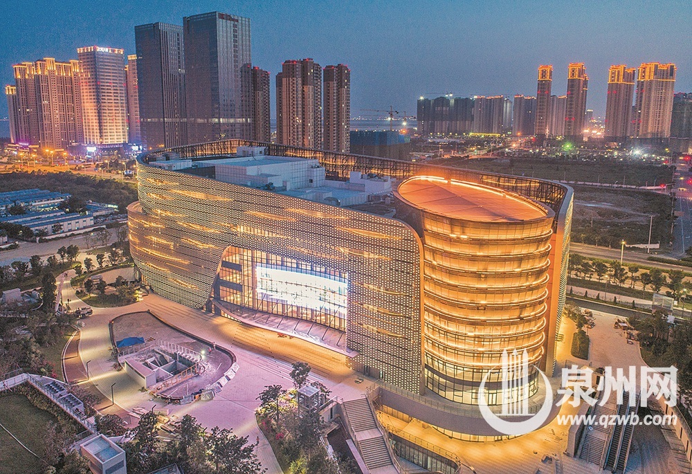 夜色下的泉州大剧院 (陈起拓 摄)