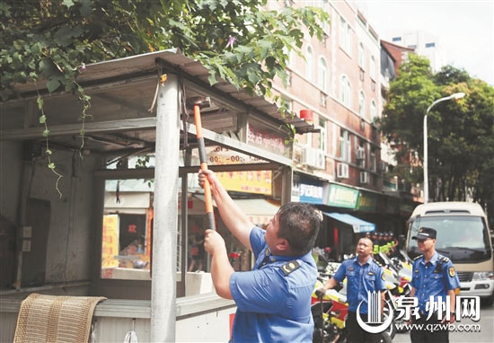 执法人员拆除违规收费岗亭 执法人员拆除违规收费岗亭