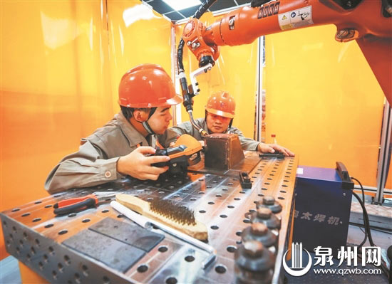 参赛选手正在进行实操比赛