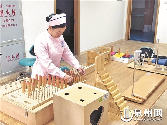 护理人员正在整理康复器械