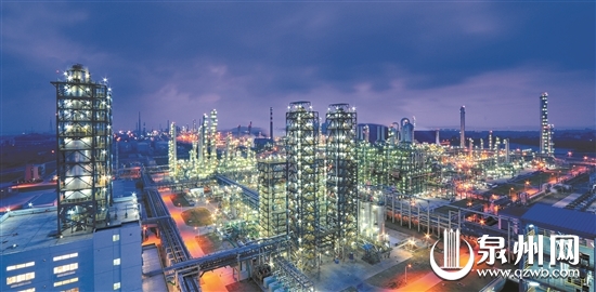 白鹭在石化产业园内觅食 白鹭在石化产业园内觅食