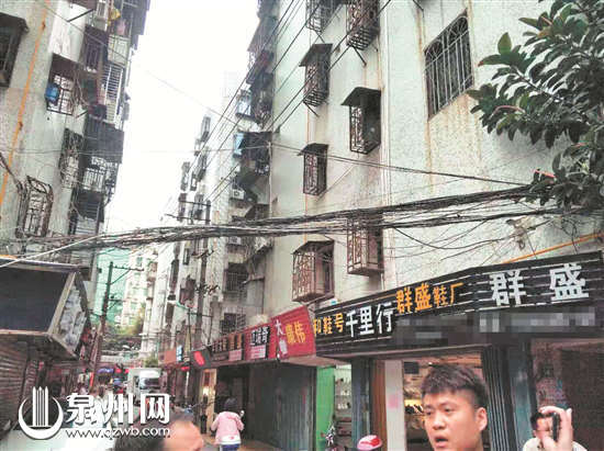 整治前，空中各种线缆交错，存在安全隐患。